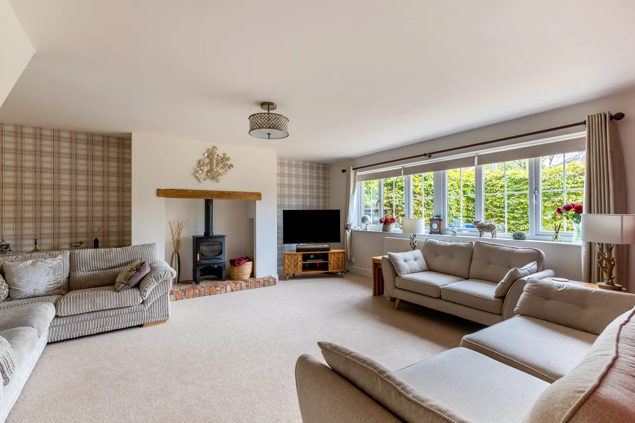 Glenville Gardens, HINDHEAD, GU26 photo 2