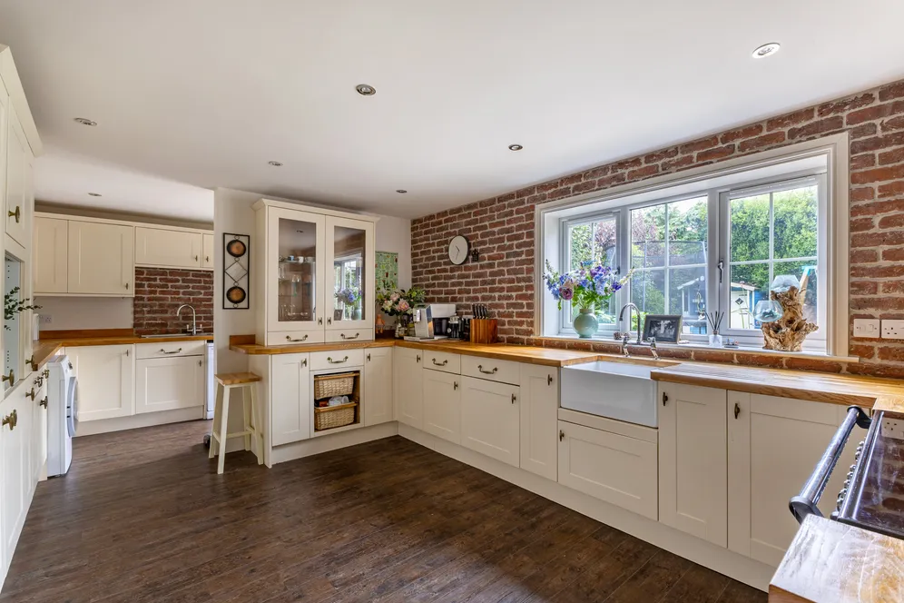 Glenville Gardens, HINDHEAD, GU26 photo 6
