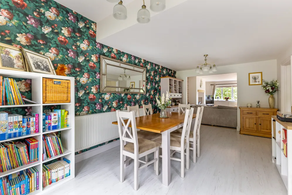 Glenville Gardens, HINDHEAD, GU26 photo 9