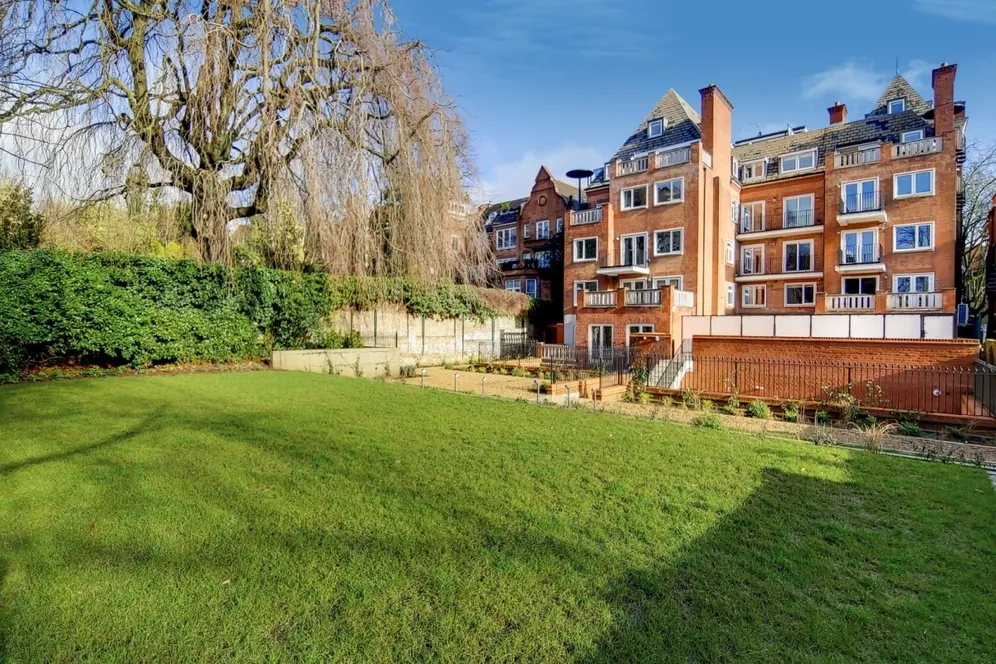 Fitzjohns Avenue, NW3 photo 22