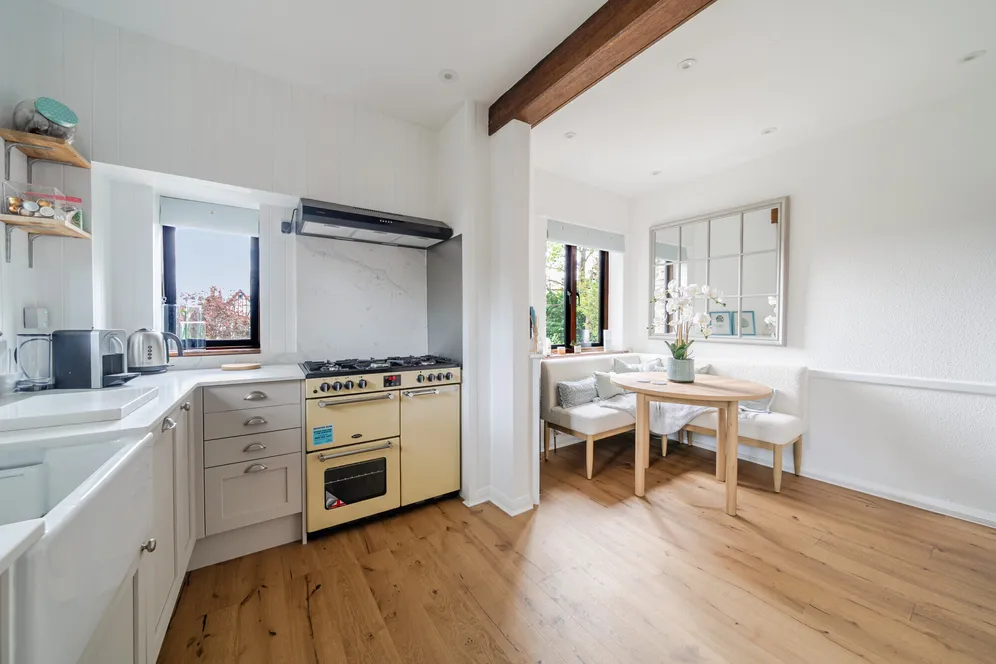 Esher Place Avenue, Esher, KT10 photo 3