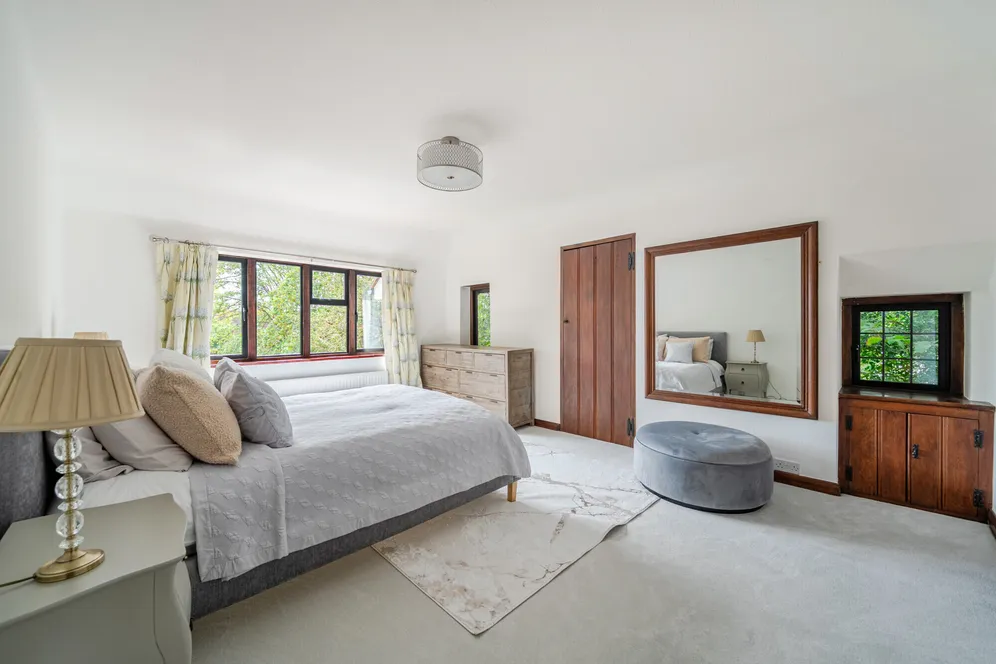 Esher Place Avenue, Esher, KT10 photo 8