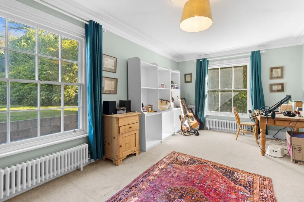 Property carousel item 4