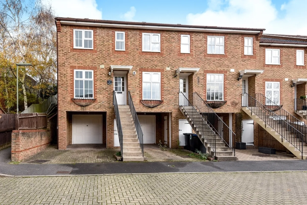 Irvine Place, Virginia Water GU25 photo 1
