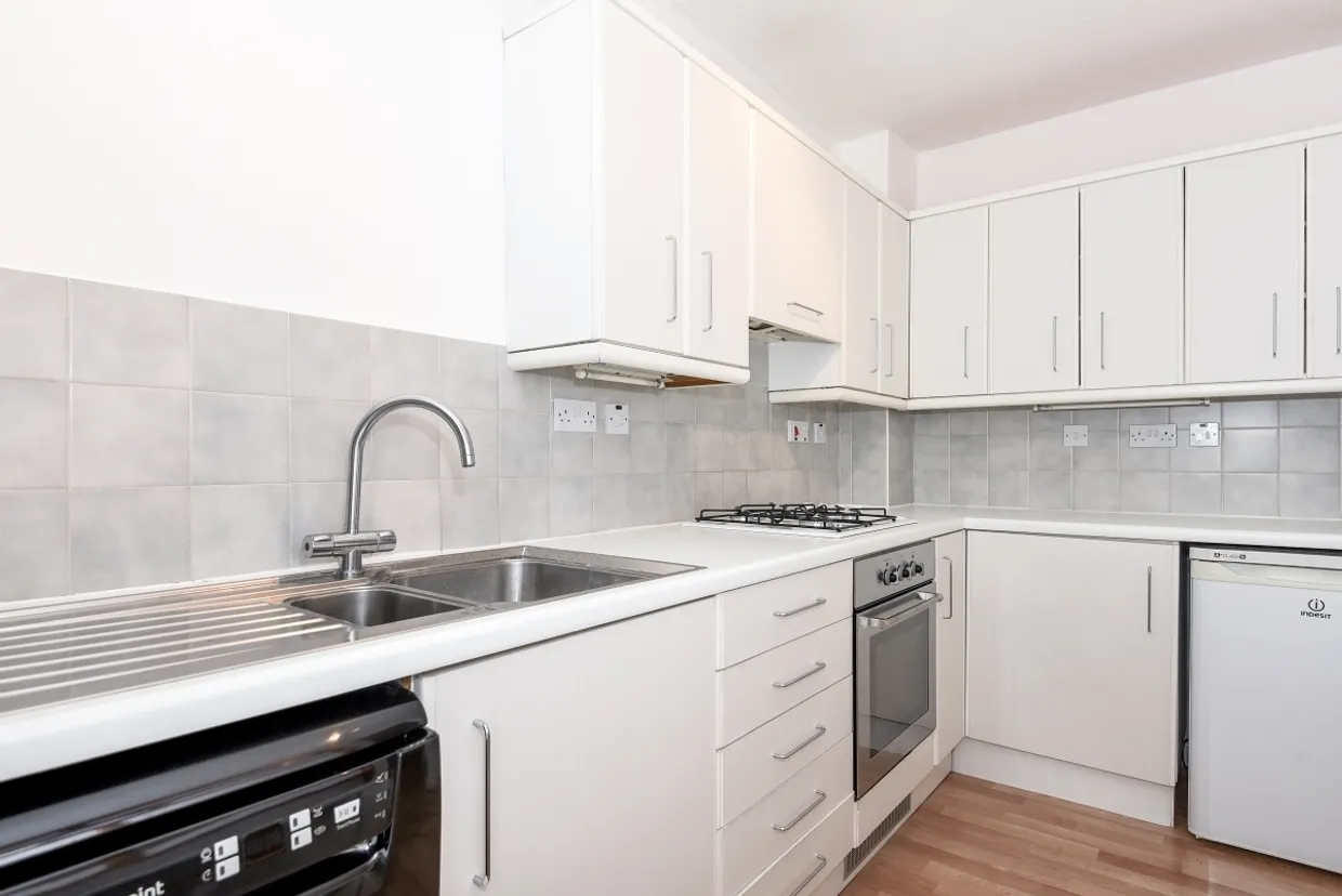 Irvine Place, Virginia Water GU25 photo 4