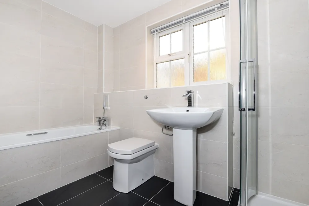 Irvine Place, Virginia Water GU25 photo 7