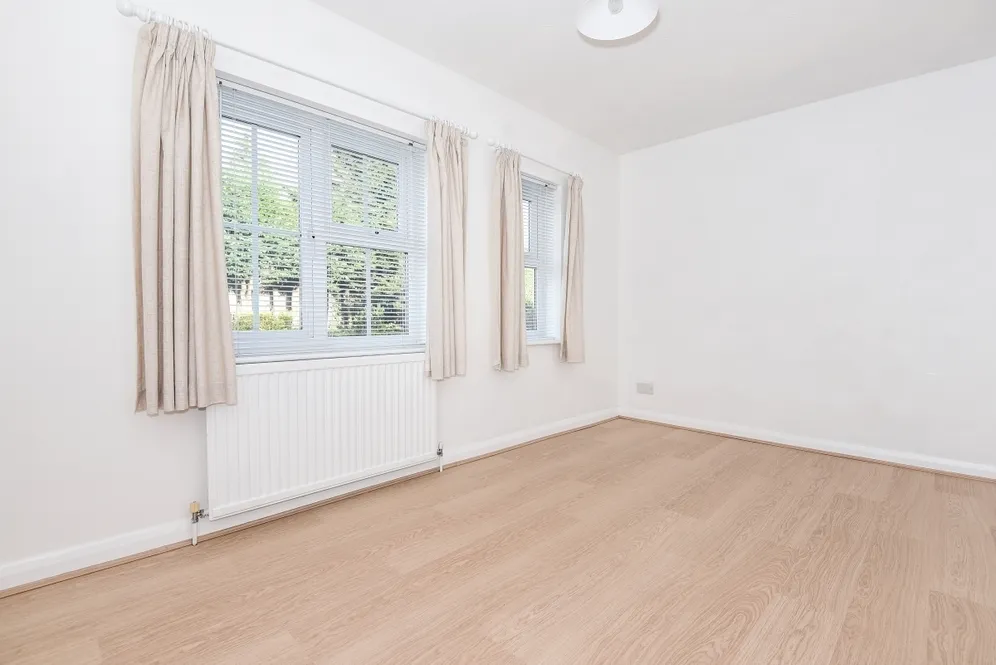 Irvine Place, Virginia Water GU25 photo 8