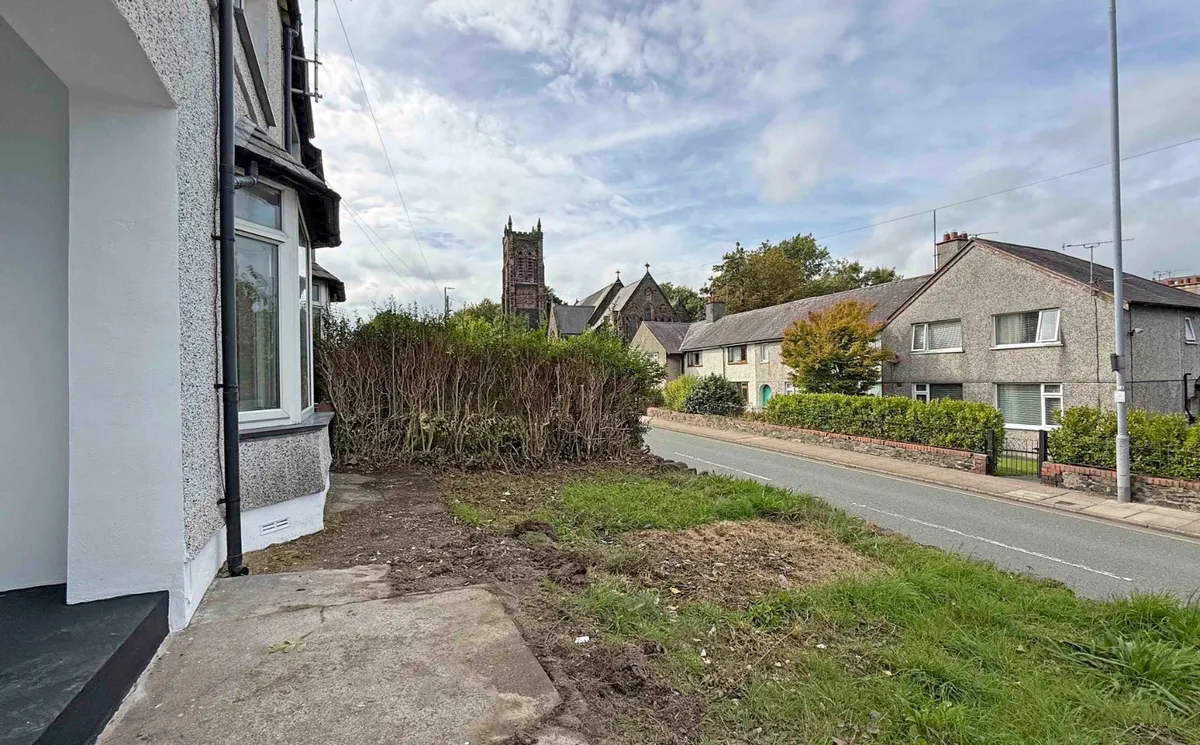 Caernarfon Road, Bangor, Gwynedd, LL57