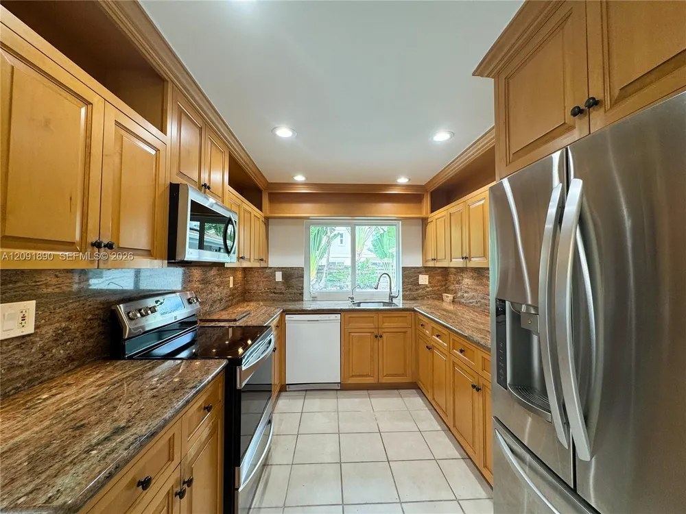 76 Ivy Rd, Hollywood, FL 33021