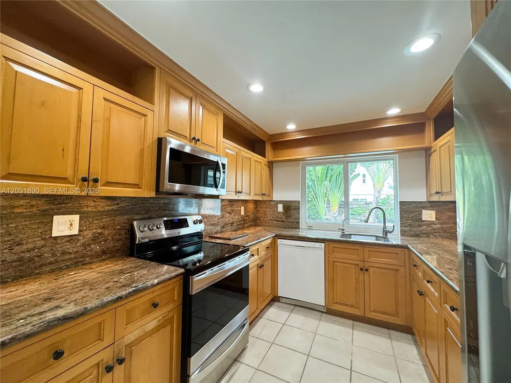 76 Ivy Rd, Hollywood, FL 33021