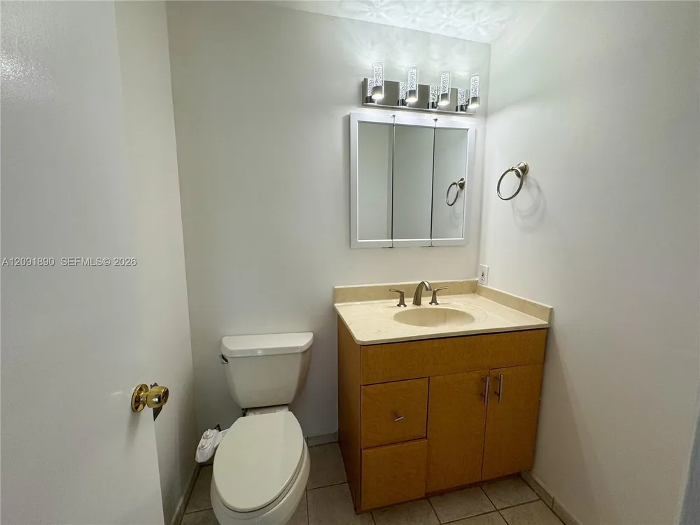 76 Ivy Rd, Hollywood, FL 33021