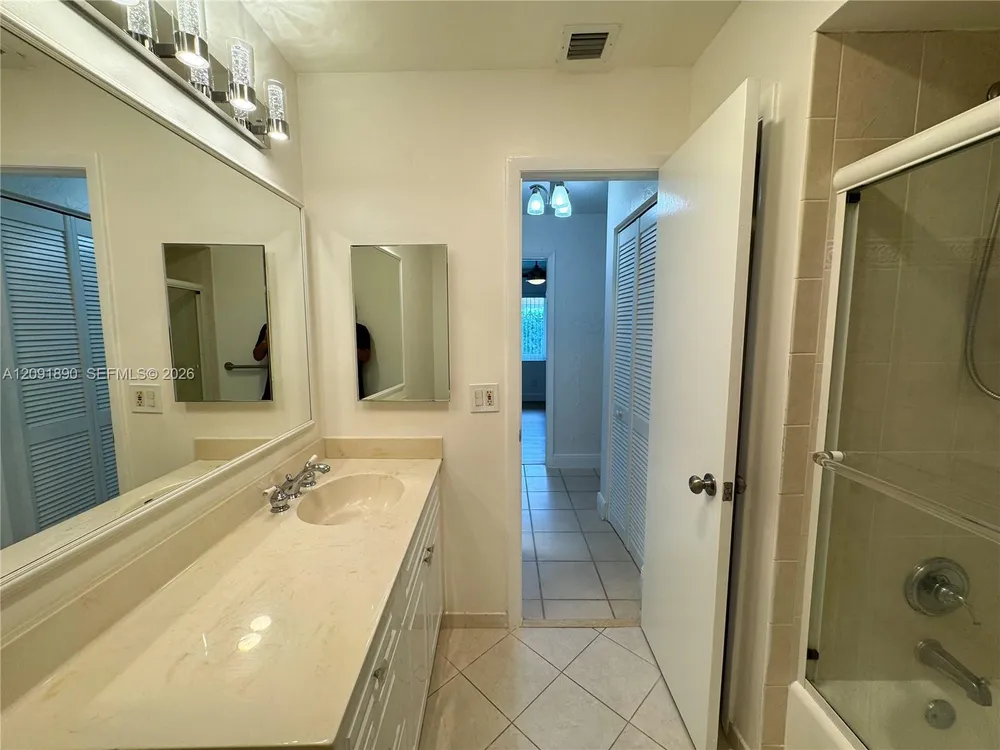 76 Ivy Rd, Hollywood, FL 33021