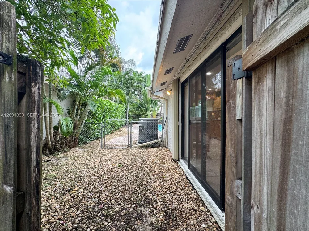 76 Ivy Rd, Hollywood, FL 33021