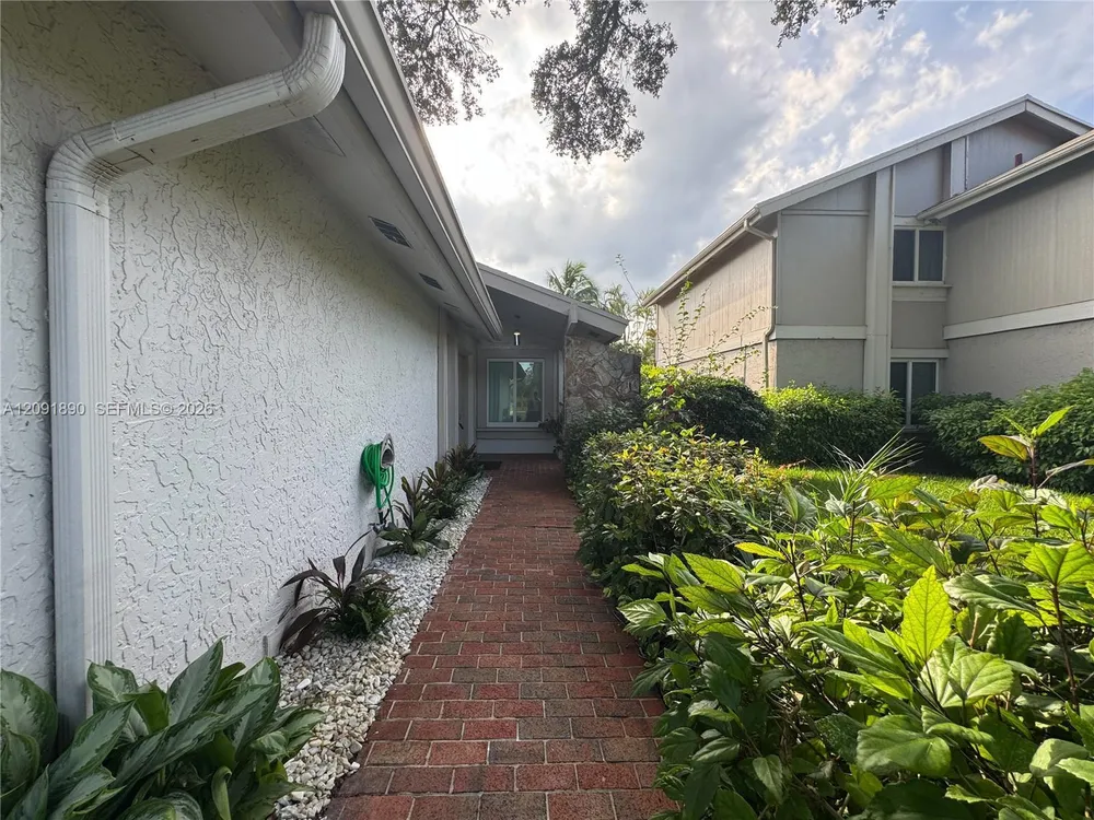76 Ivy Rd, Hollywood, FL 33021