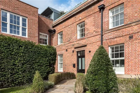 Bloomesbury Avenue, St James' Park, M20