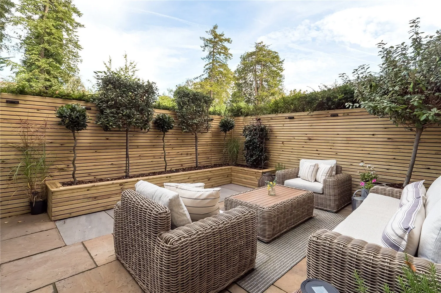 Bloomesbury Avenue, St James' Park, M20 photo 3