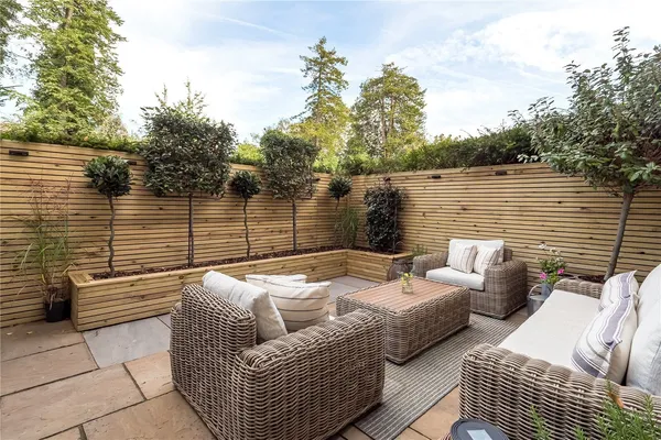 Bloomesbury Avenue, St James' Park, M20 photo 3