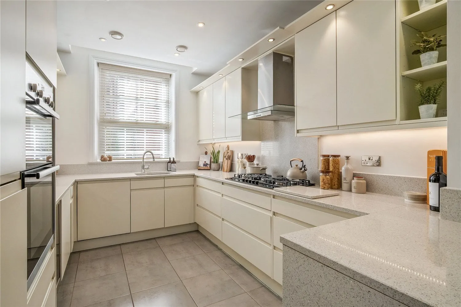 Bloomesbury Avenue, St James' Park, M20 photo 4