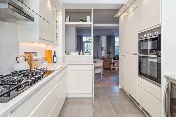 Bloomesbury Avenue, St James' Park, M20 photo 5