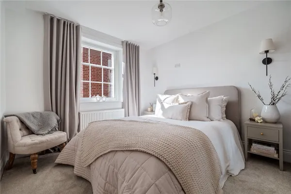 Bloomesbury Avenue, St James' Park, M20 photo 12