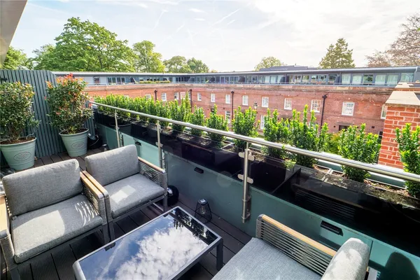 Bloomesbury Avenue, St James' Park, M20 photo 16