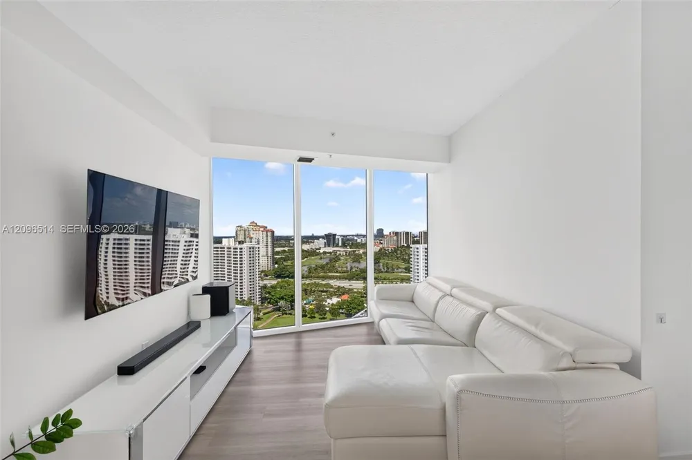 3370 Hidden Bay Dr, Miami, FL 33180