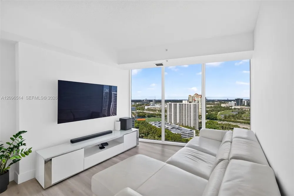 3370 Hidden Bay Dr, Miami, FL 33180
