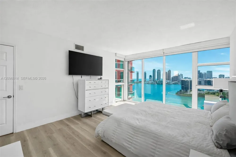 3370 Hidden Bay Dr, Miami, FL 33180