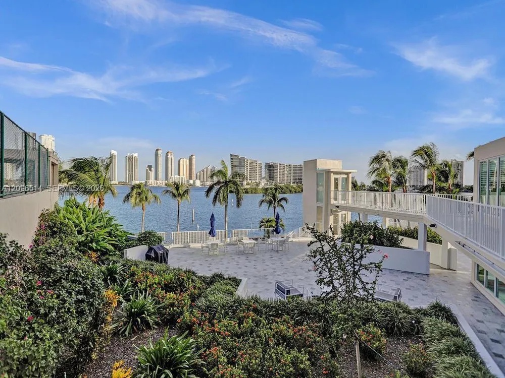 3370 Hidden Bay Dr, Miami, FL 33180