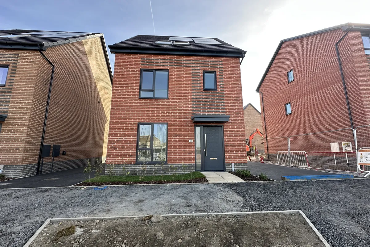 Hollowsbrook Road, New Rossington, DONCASTER