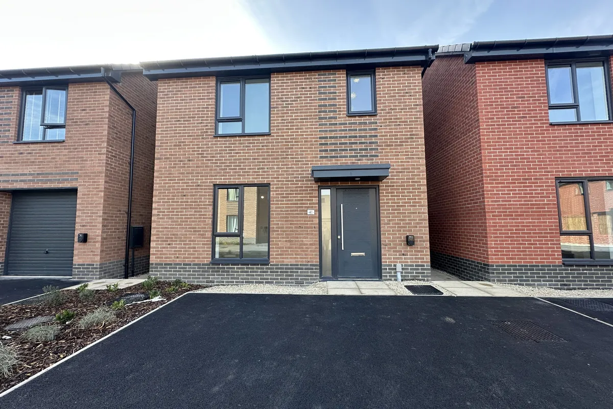 Hollowsbrook Road, New Rossington, DONCASTER