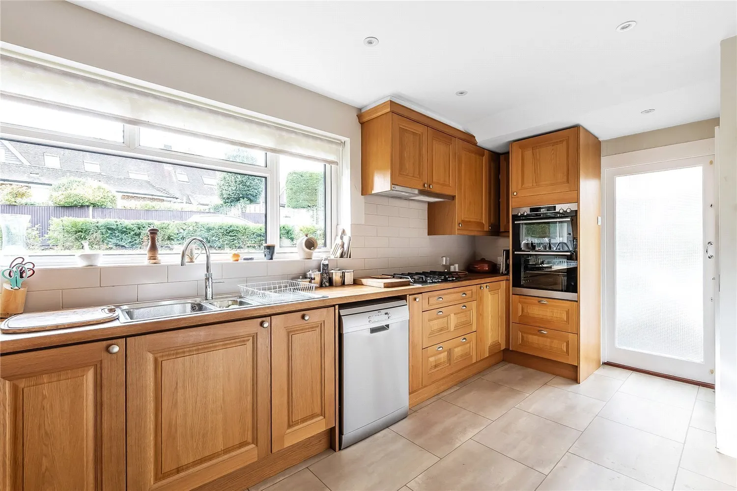 Huntersfield Close, Reigate, RH2 photo 2