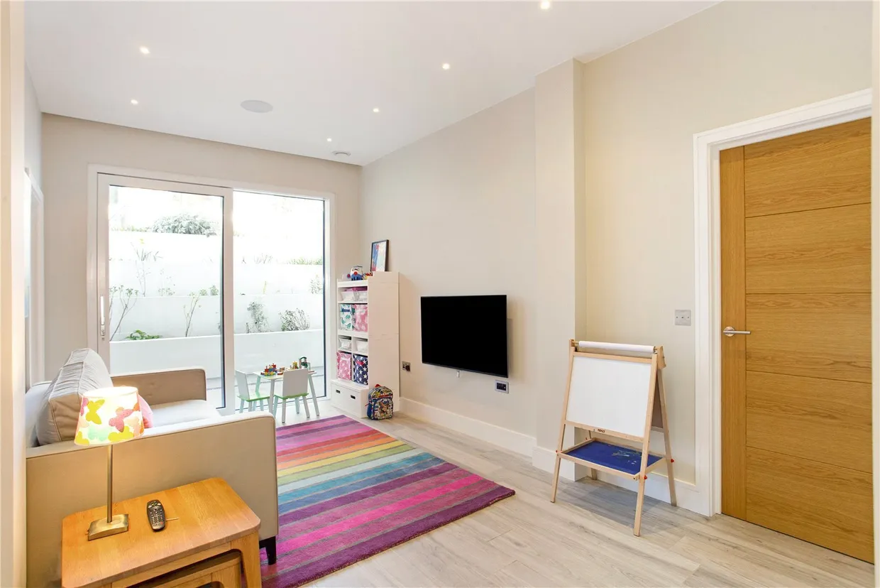 Bramcote Road, London, SW15 photo 13
