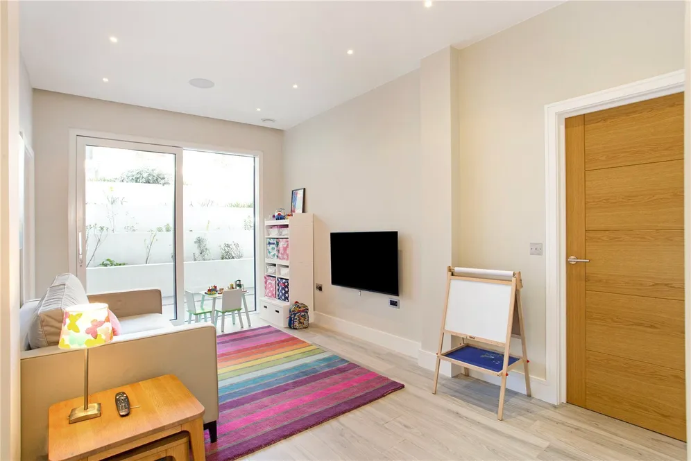 Bramcote Road, London, SW15 photo 13