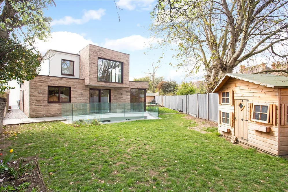 Bramcote Road, London, SW15 photo 25