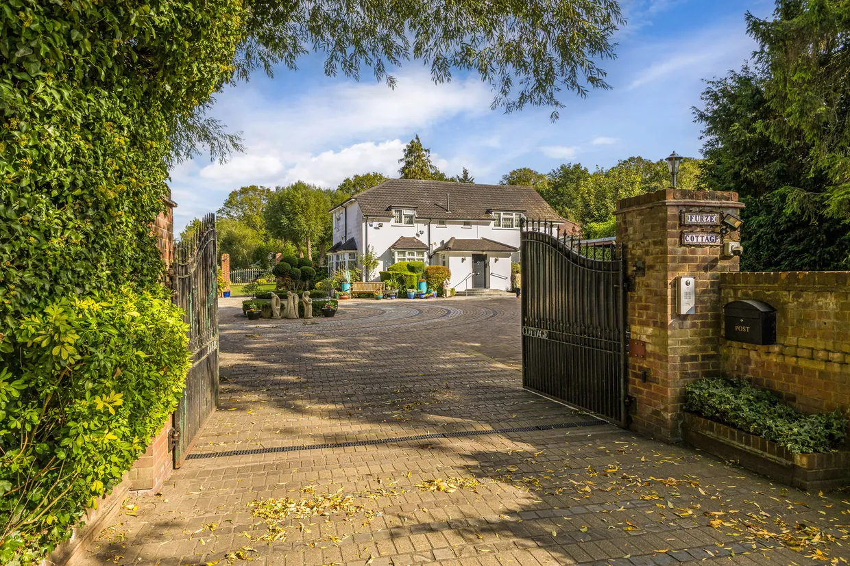 Heathbourne Road, Bushey, WD23 photo 1