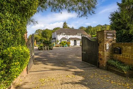 Heathbourne Road, Bushey, WD23