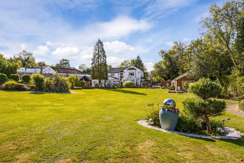 Heathbourne Road, Bushey, WD23 photo 3