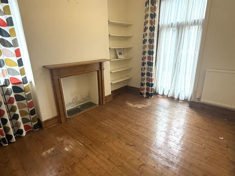 Property carousel item 6