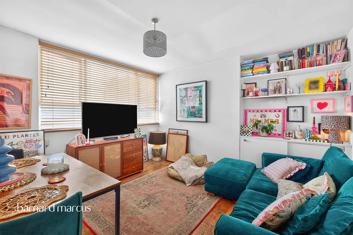 Hillcrest, Sunray Avenue, London