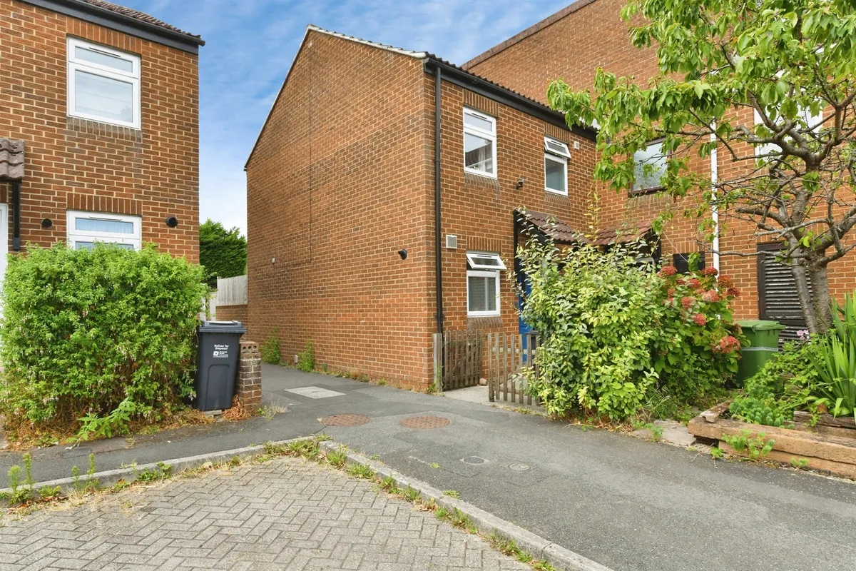 Barnard Court, Wells