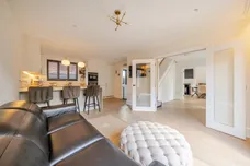 Barons Drive, Cranleigh, GU6 photo 5