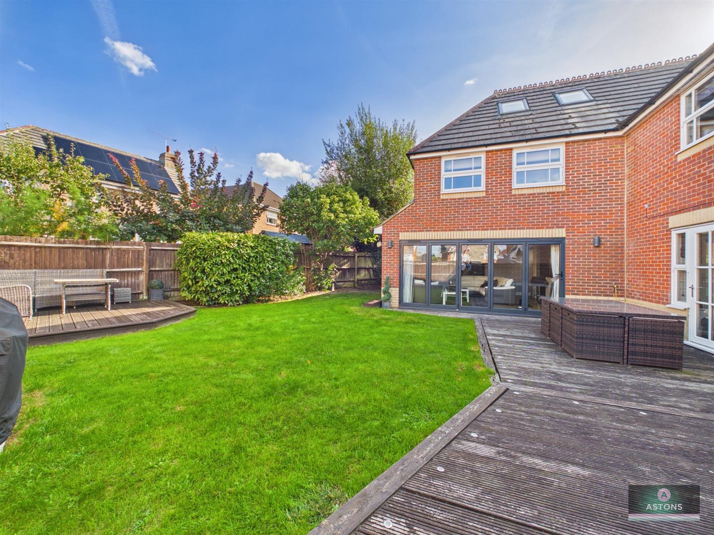 Henley Close, Maidenbower, Crawley Image 4
