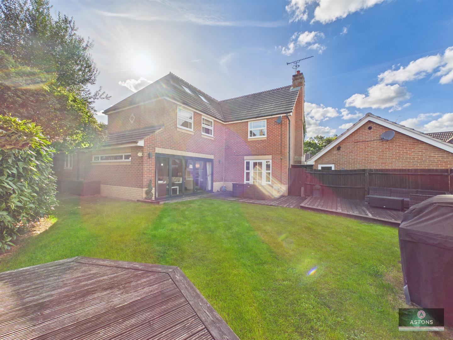 Henley Close, Maidenbower, Crawley Image 8