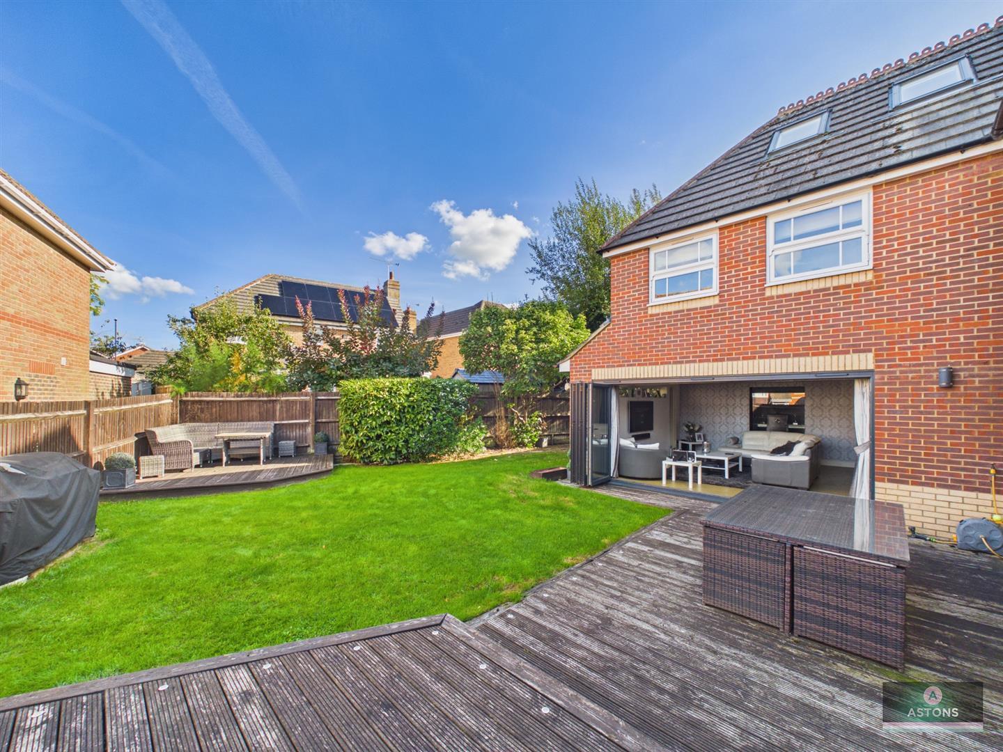 Henley Close, Maidenbower, Crawley Image 24