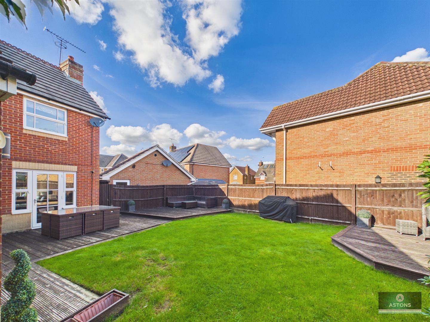 Henley Close, Maidenbower, Crawley Image 25
