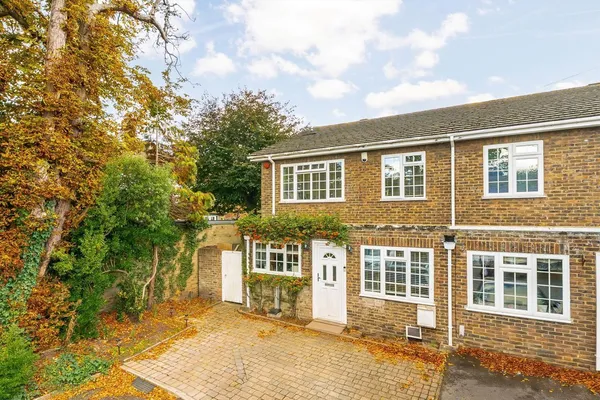 Dresden Way, Weybridge, KT13 photo 1