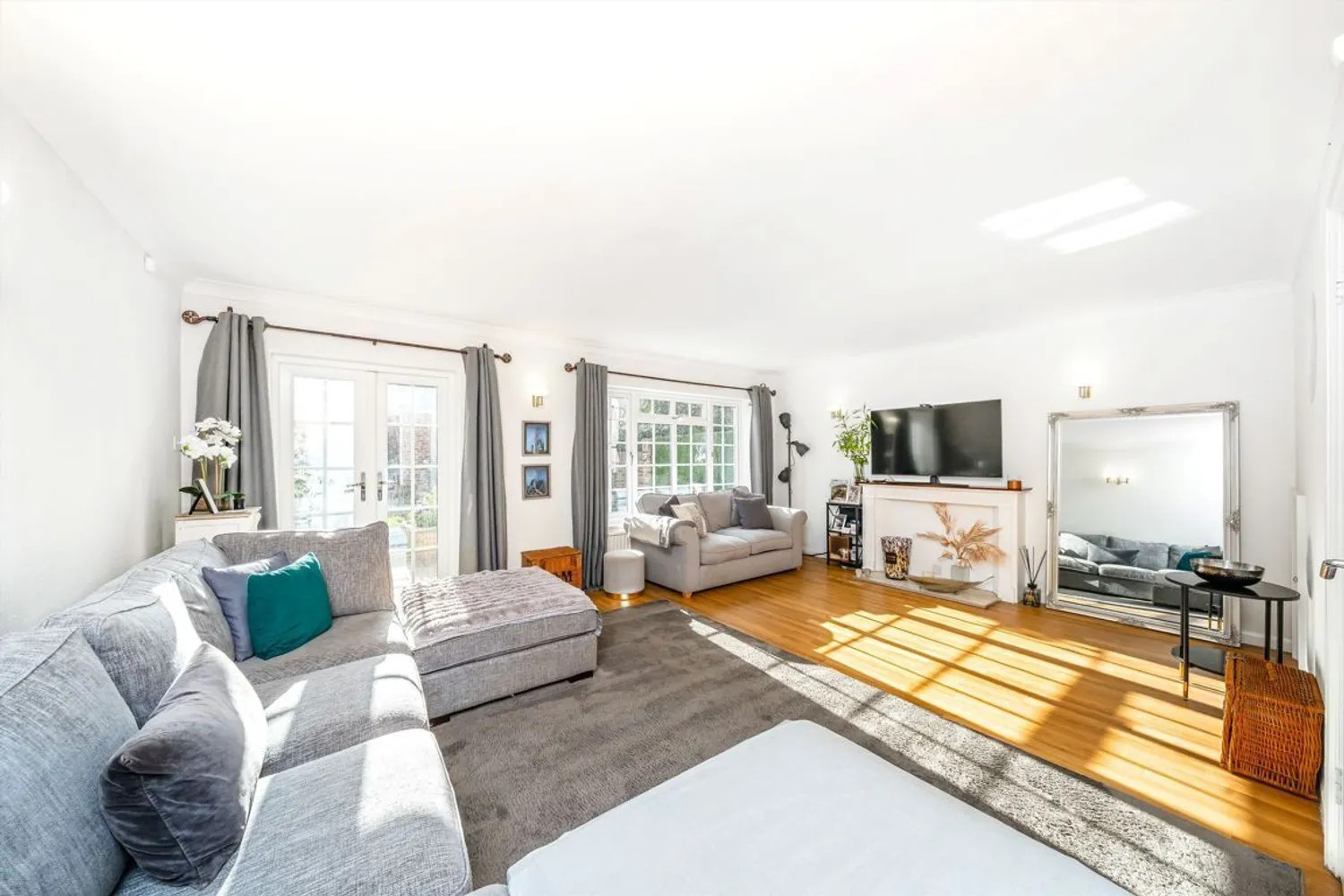 Dresden Way, Weybridge, KT13 photo 2