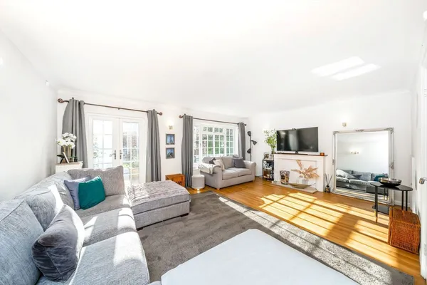 Dresden Way, Weybridge, KT13 photo 2