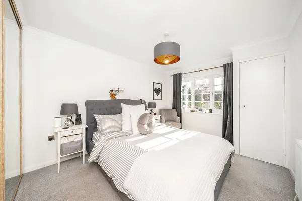 Dresden Way, Weybridge, KT13 photo 5